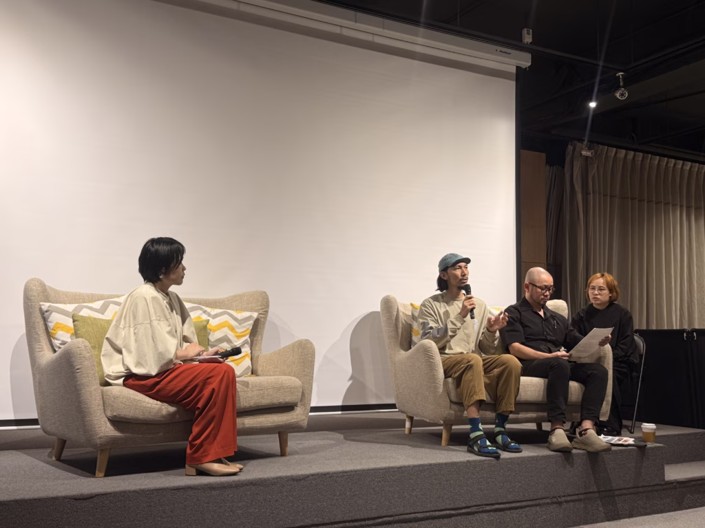Good Design Award 2025 分享會講者群進行對談，沙發對坐情境，呈現設計觀點交流